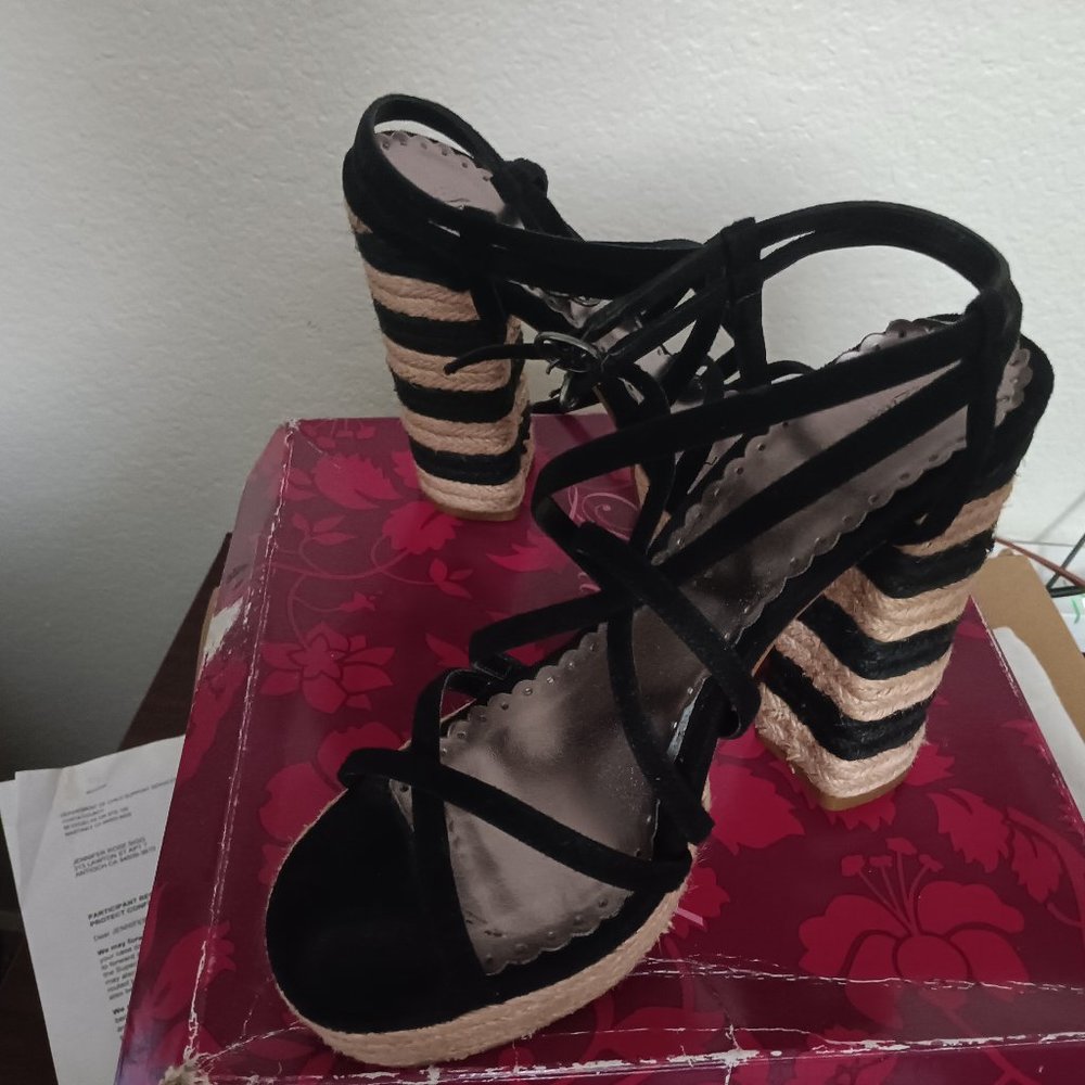 Black wedges